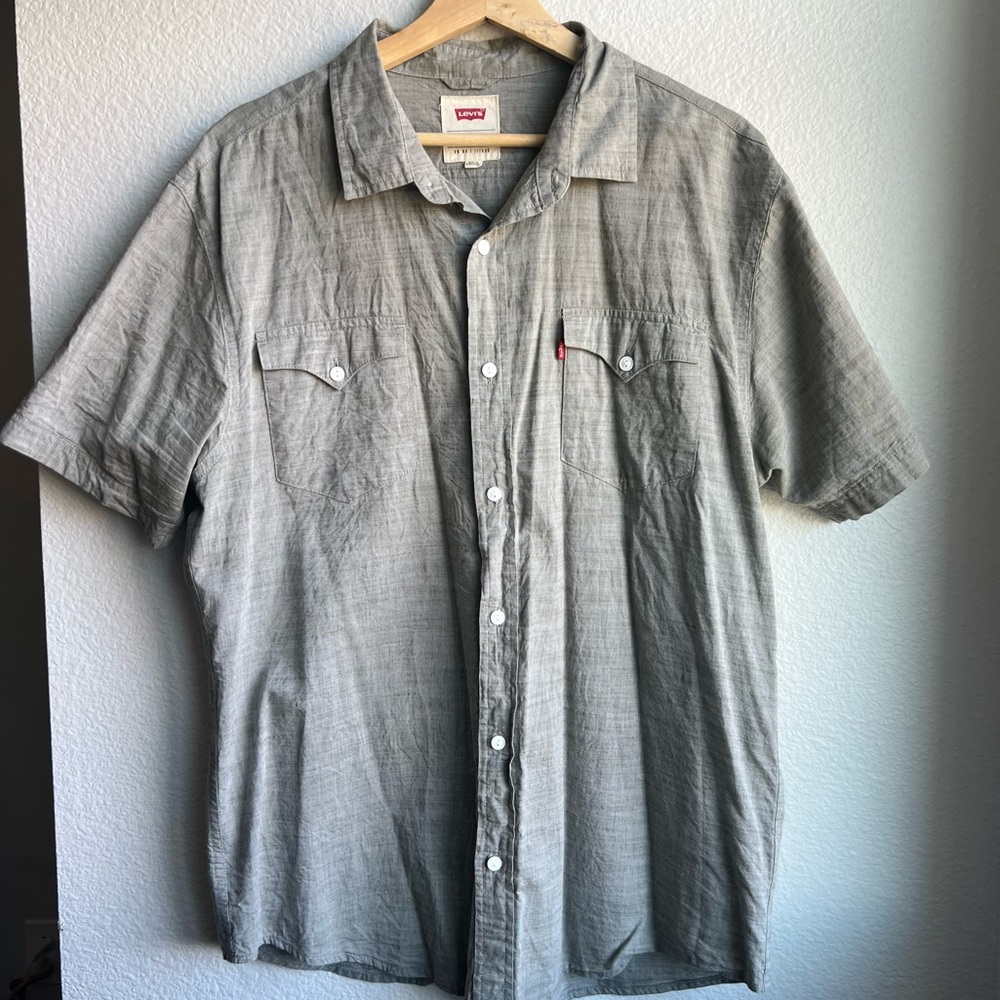 🧡3/$20🧡 Men’s Levi Gray Button Down Shirt